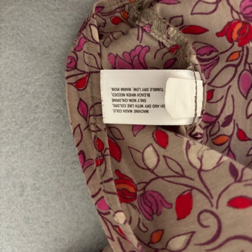 Old Navy Women’s Sleeveless Blouse -  Tan/Red/Pink Floral Design - Picture 5 of 5